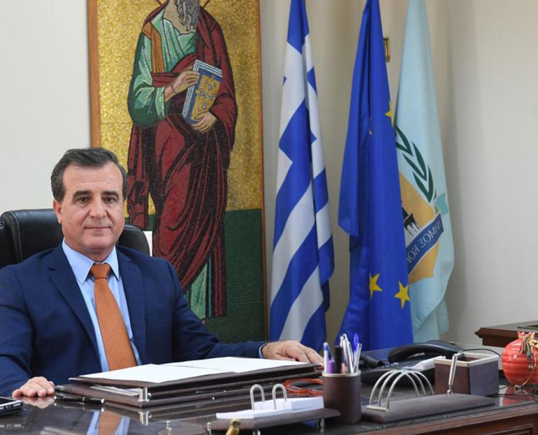 Αλέξανδρος Πνευματικός: Παιδιά του Ειδικού σχολείου έψαλλαν τα κάλαντα στον Δήμαρχο Κορινθίων (pics)