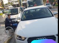 Πατέρας ξεσπά περιμένοντας 45′ με τον γιο του σε μπλοκαρισμένη διάβαση για ΑμεΑ