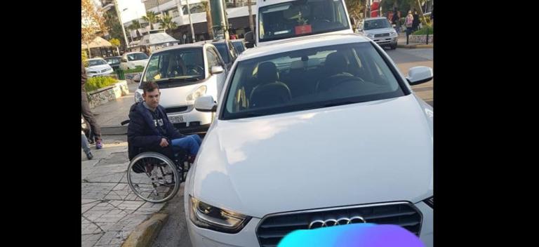 Πατέρας ξεσπά περιμένοντας 45′ με τον γιο του σε μπλοκαρισμένη διάβαση για ΑμεΑ