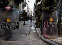 Εξάρχεια: Αστυνομικός χτυπά συλληφθέντα στο πρόσωπο με την ασπίδα (vid)