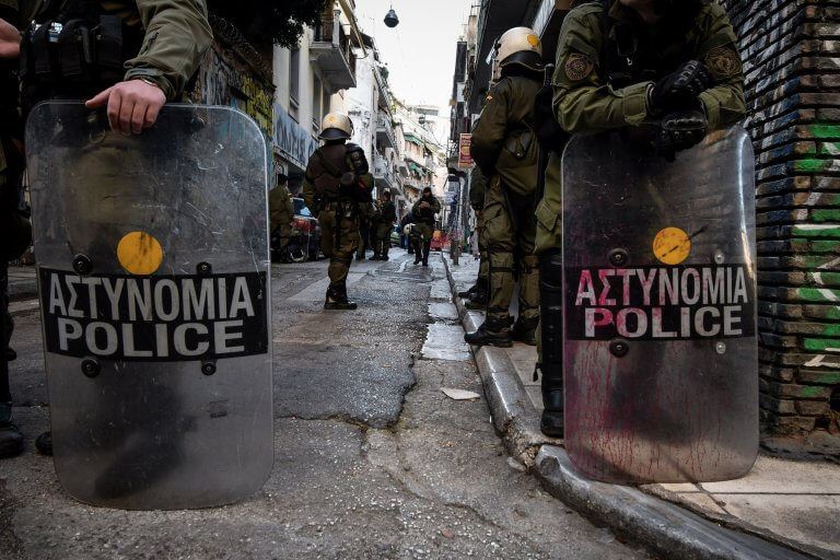 Εξάρχεια: Αστυνομικός χτυπά συλληφθέντα στο πρόσωπο με την ασπίδα (vid)