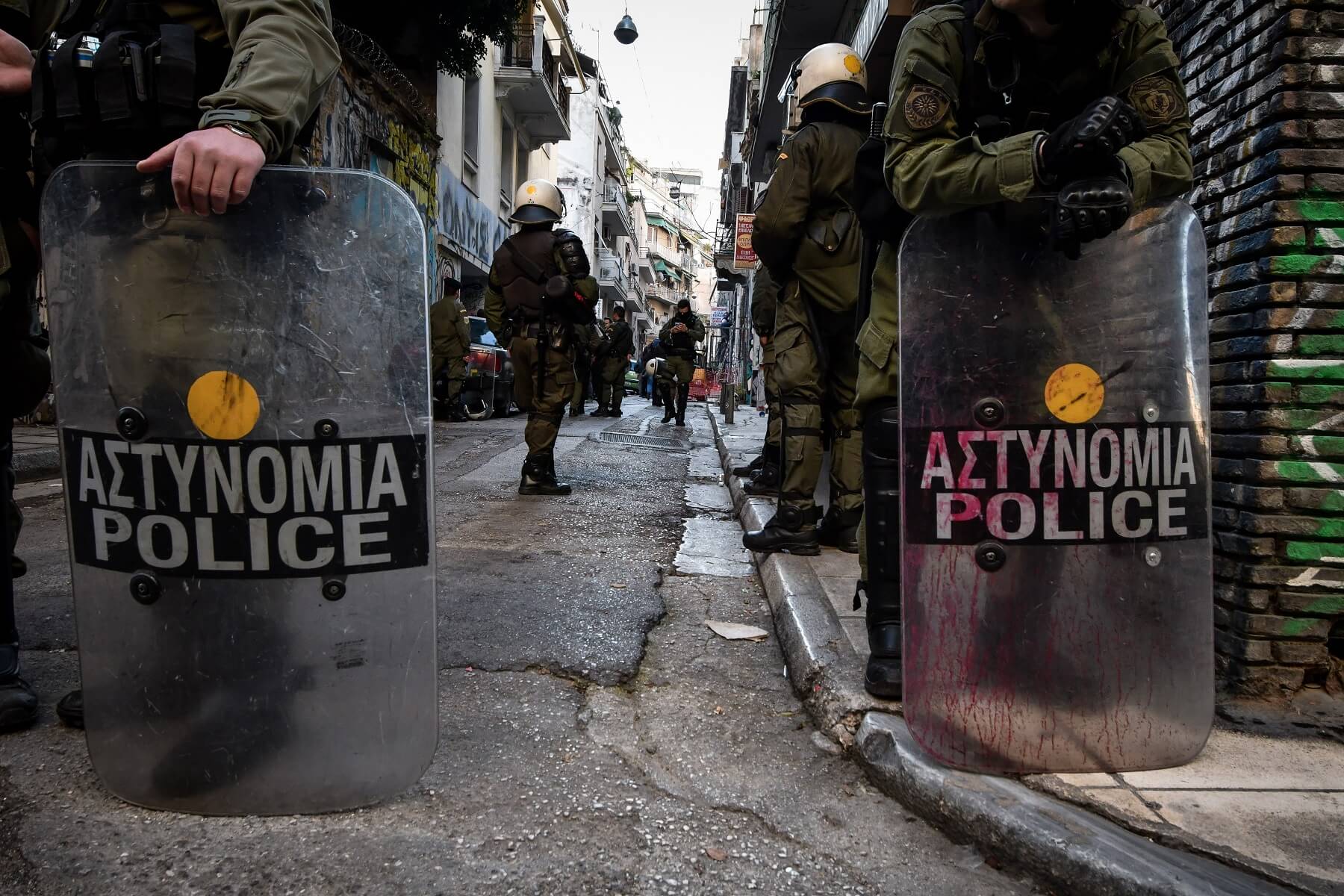 Εξάρχεια: Αστυνομικός χτυπά συλληφθέντα στο πρόσωπο με την ασπίδα (vid)