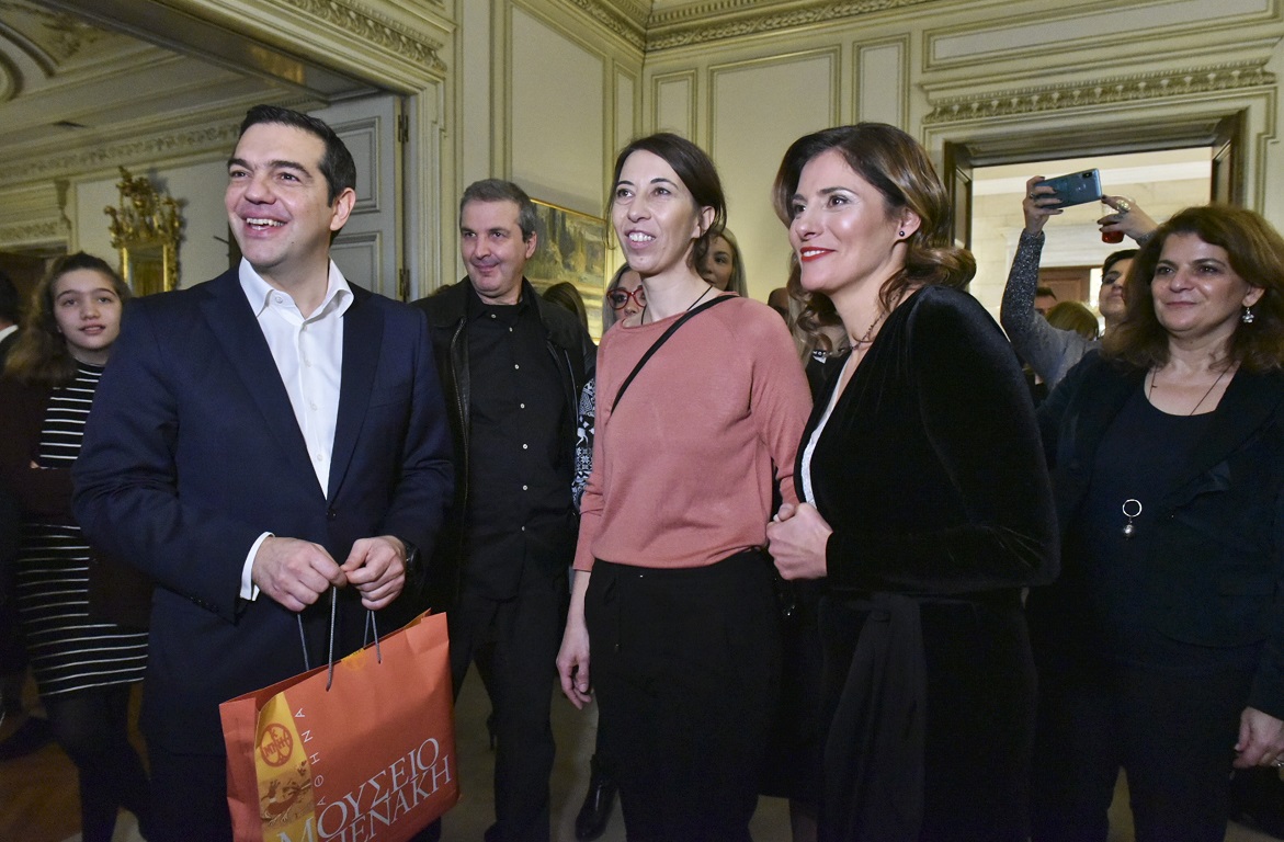 Περιστέρα Μπαζιάνα: Έκλεψε τις εντυπώσεις με τη λαμπερή της εμφάνιση στο Μαξίμου (pics)
