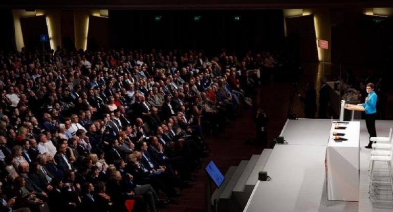 Συνέδριο CDU: Η Άνεγκρετ Κραμπ – Καρενμπάουερ νικήτρια του α’ γύρου της ψηφοφορίας