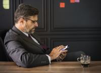 Dating apps: Το μυστικό για να σας απαντούν στο πρώτο σας μήνυμα