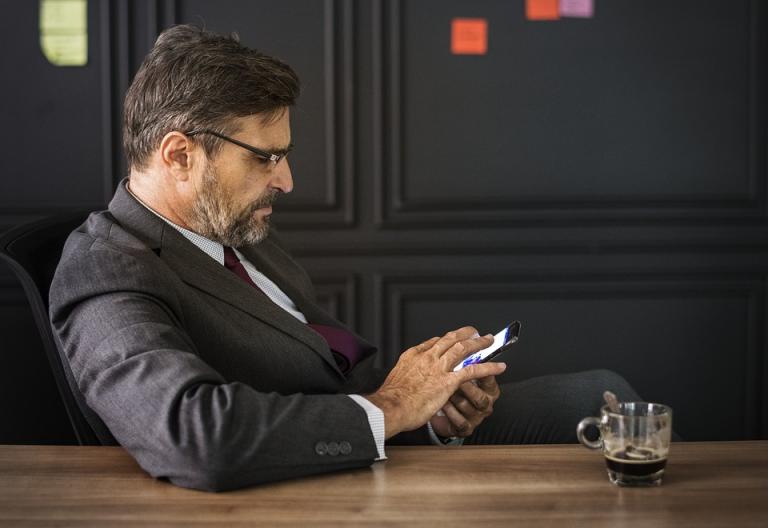 Dating apps: Το μυστικό για να σας απαντούν στο πρώτο σας μήνυμα