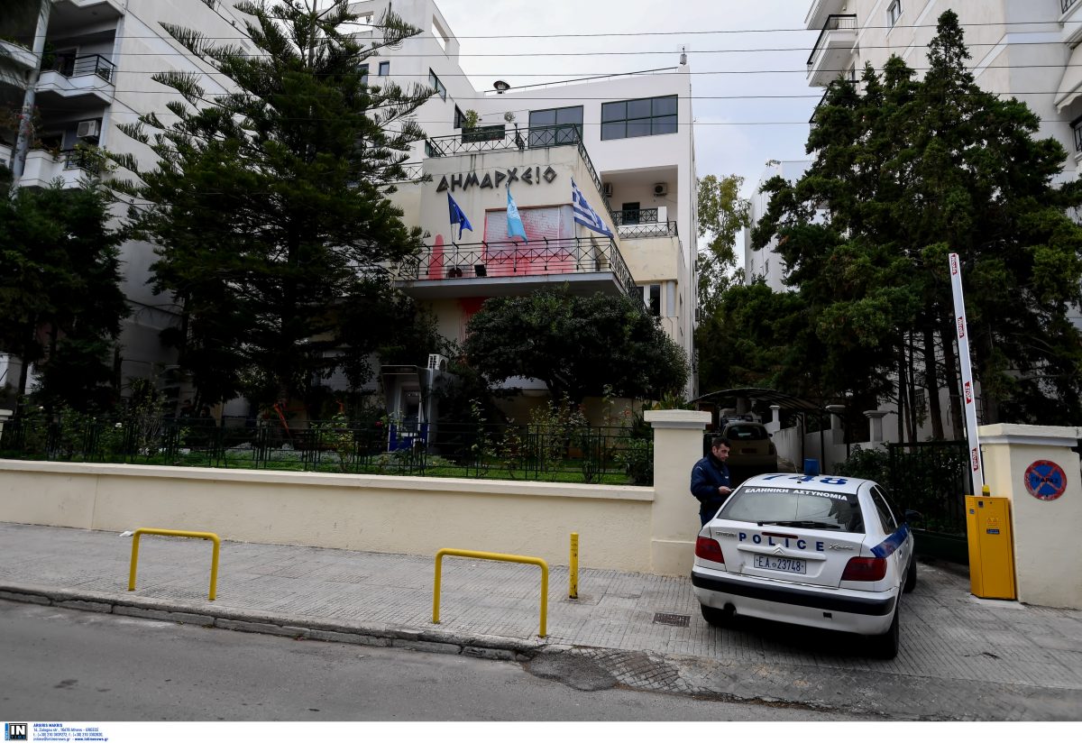 Ρουβίκωνας: “Ντου” στο Δημαρχείο Αλίμου (pics&vid)