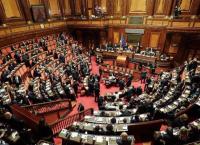Δύο άνδρες βουλευτές σε ερωτικές περιπτύξεις μέσα στη Βουλή