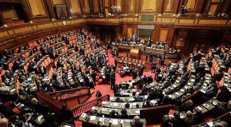 Δύο άνδρες βουλευτές σε ερωτικές περιπτύξεις μέσα στη Βουλή