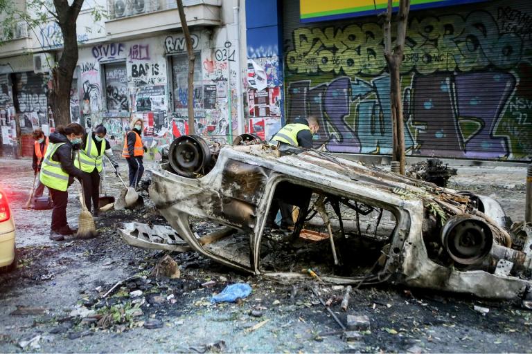 Επεισόδια Αθήνα: Καμένη γη τα Εξάρχεια – Η επόμενη μέρα (pics)