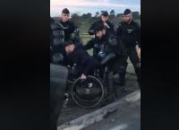 Σκηνές σοκ στη Γαλλία: Αστυνομικοί ρίχνουν στο έδαφος άνδρα σε αναπηρικό καροτσάκι (vid)