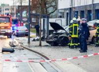 Συναγερμός στη Γερμανία: Αυτοκίνητο έπεσε πάνω σε πεζούς σε στάση λεωφορείου