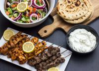 Σουβλάκι: Ο “βασιλιάς” του γρήγορου φαγητού – Ελληνικό, όμως η φήμη του δεν γνωρίζει σύνορα