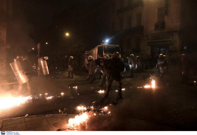 Γρηγορόπουλος: Πεδίο μάχης τα Εξάρχεια – Επεισόδια με μολότοφ και πετροπόλεμο (pics&vids)