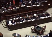 Ιταλική Βουλή: Οι βουλευτές “πιάστηκαν στα χέρια” (vid)