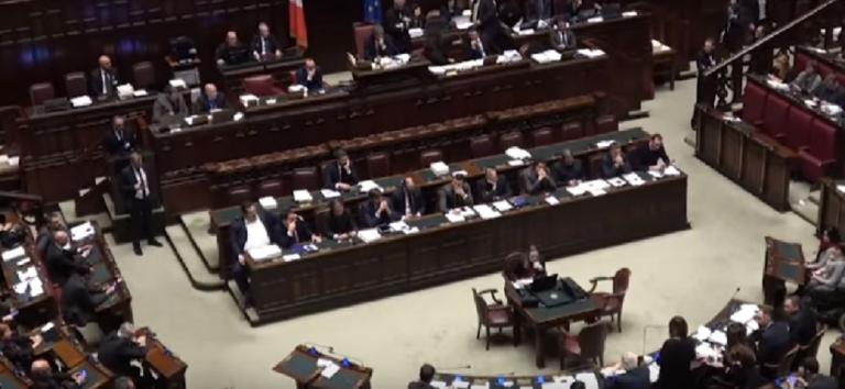 Ιταλική Βουλή: Οι βουλευτές “πιάστηκαν στα χέρια” (vid)
