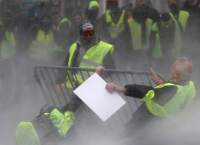 Κίτρινα Γιλέκα – Γαλλία: Ξύλο και δακρυγόνα ξανά στους δρόμους του Παρισιού