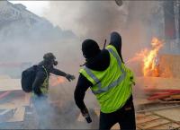 Η οργή των Κίτρινων Γιλέκων αποδυνάμωσε το “φαινόμενο” Μακρόν