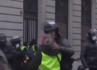 «Κίτρινα Γιλέκα»: Οπλισμένος αστυνομικός κάνει «ανακωχή» για να χαιρετήσει γνωστή του διαδηλώτρια (vid)