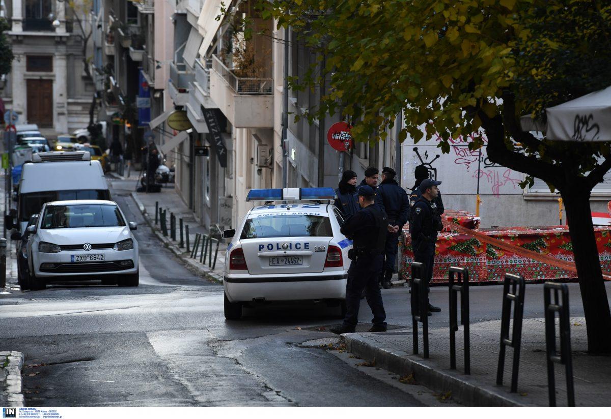 Έκρηξη στο Κολωνάκι με δύο τραυματίες – Αποκλεισμένοι οι δρόμοι