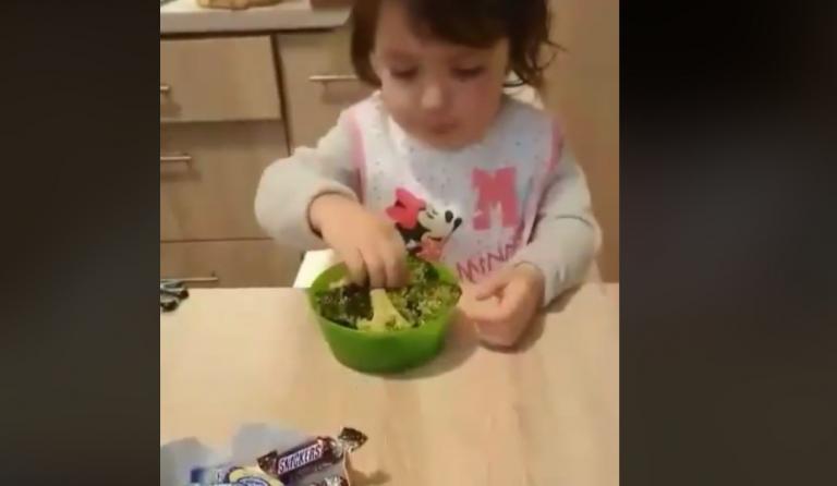Viral: Το κοριτσάκι που διώχνει τις σοκολάτες για να φάει μπρόκολο (vid)