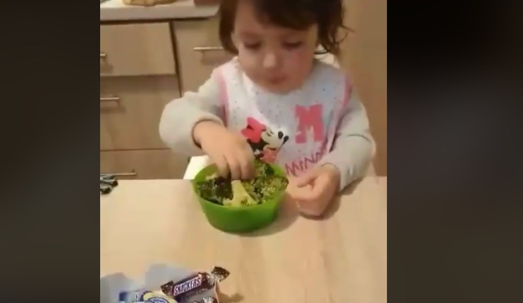 Viral: Το κοριτσάκι που διώχνει τις σοκολάτες για να φάει μπρόκολο (vid)