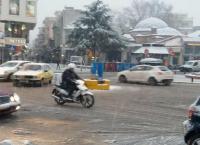 Viral: Αυτός είναι ο ντελιβεράς που έχει γίνει θέμα στην Κοζάνη – Οι απίστευτες κινήσεις του στα χιόνια (vid)
