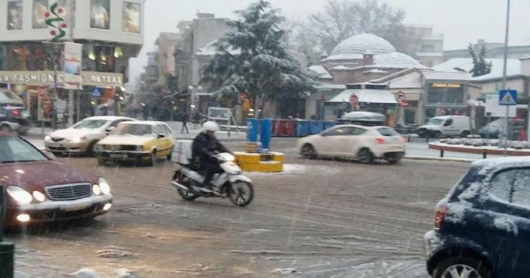 Viral: Αυτός είναι ο ντελιβεράς που έχει γίνει θέμα στην Κοζάνη – Οι απίστευτες κινήσεις του στα χιόνια (vid)