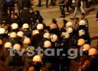 Λαμία – ΠΑΟΚ: Ένταση και πολύ ξύλο οπαδών με ΜΑΤ έξω από το γήπεδο (vid)
