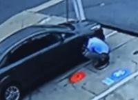 Αυτός ο τύπος είναι η ντροπή όλων των αντρών [vid]