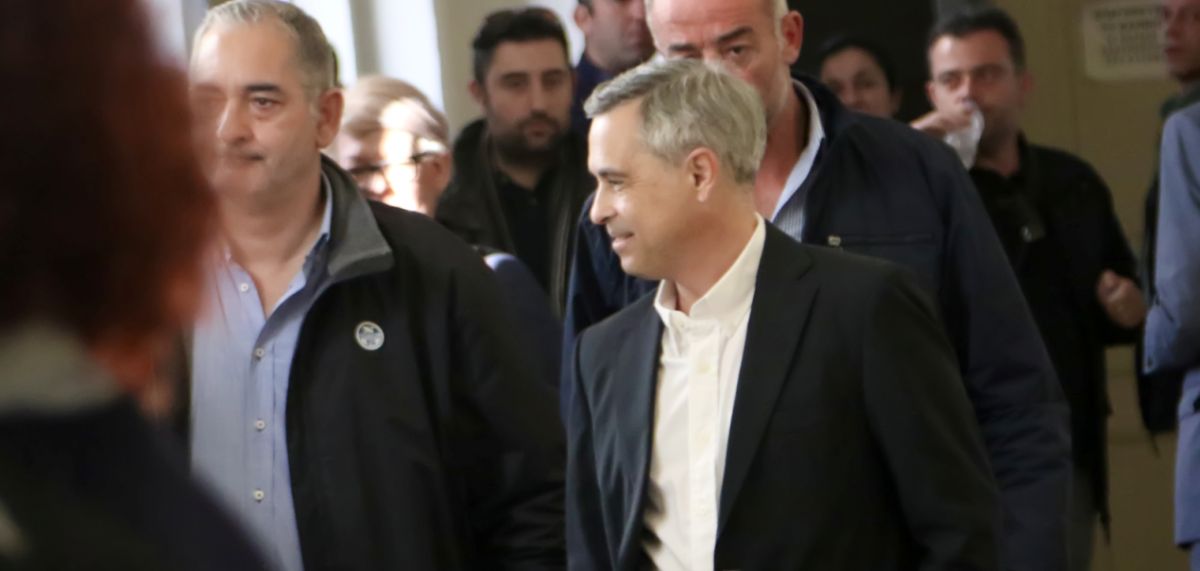 Μιχάλης Λεμπιδάκης κατάθεση: Χαιρέτησε χαμογελαστός τους απαγωγείς του στο δικαστήριο