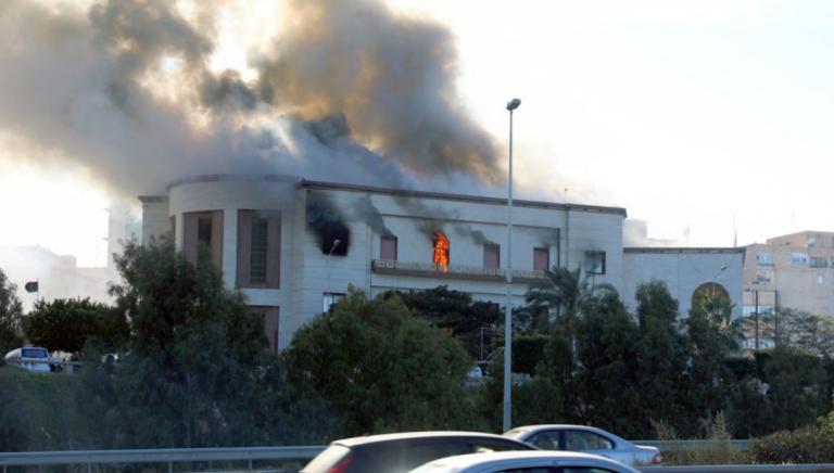 Λιβύη: Τρεις νεκροί σε επίθεση αυτοκτονίας στο υπουργείο Εξωτερικών (pics&vid)