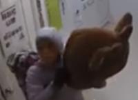 Viral: Ντύθηκε “Ρούντολφ το ελαφάκι” και έκανε ληστεία (vid)
