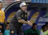 Ντιέγκο Μαραντόνα: Έχασε και έπαιξε ξύλο με οπαδούς (vid)