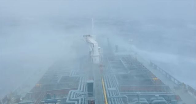 Έλληνες ναυτικοί παλεύουν με τα μανιασμένα κύματα – Δείτε το βίντεο που προκαλεί ανατριχίλα (vid)