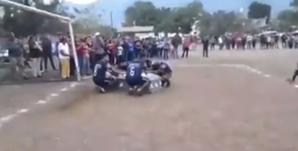 Απίστευτο: Έβαλαν νεκρό ποδοσφαιριστή να σκοράρει στο Μεξικό (vid)