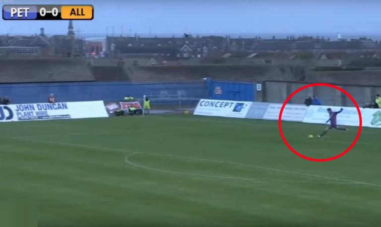 Ετοιμάζεται να εκτελέσει το ελεύθερο και στο 0:10 γίνεται ο πρωταγωνιστής του αγώνα