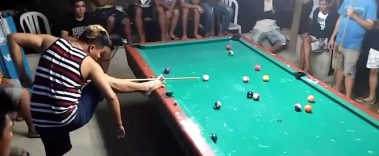 Μπιλιάρδο με το πόδι: Αυτό το άτομο βολεύεται να παίζει έτσι και εντυπωσιάζει [vid]