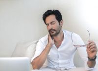 Αυχενικό σύνδρομο: Πού οφείλονται οι πόνοι στον αυχένα