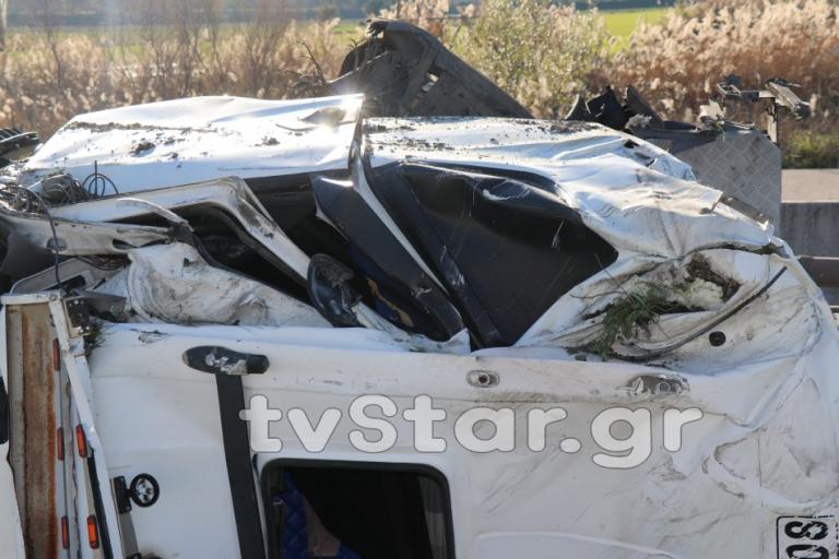 Τροχαίο στην Εθνική – Ανατράπηκε νταλίκα (pics)