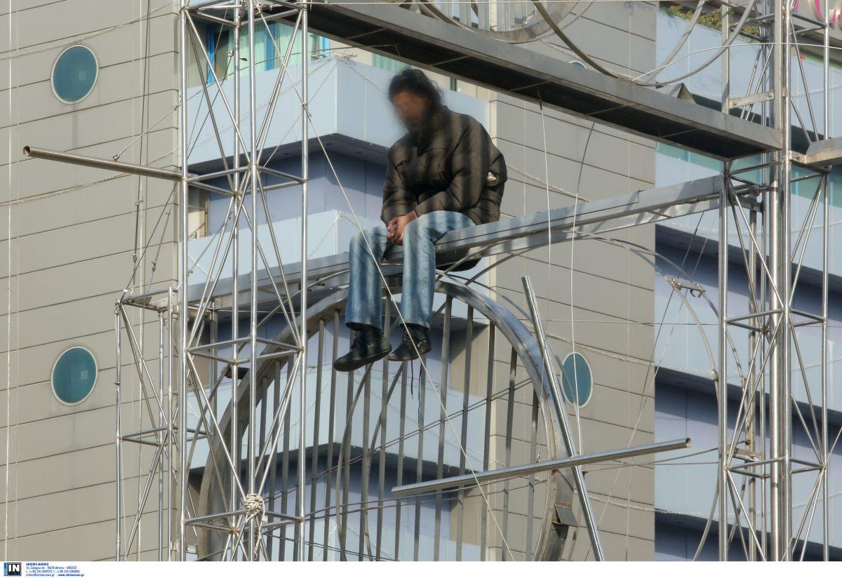 Άνδρας ανέβηκε στο γλυπτό της πλατείας Ομονοίας και απειλεί να πέσει (pics)