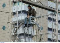 Άνδρας ανέβηκε στο γλυπτό της πλατείας Ομονοίας και απειλεί να πέσει (pics)
