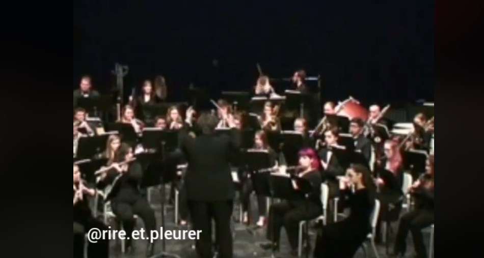 Viral: Προσοχή στις ιπτάμενες… νότες – Βίντεο που θα σε λυγίσει απ’ τα γέλια (vid)