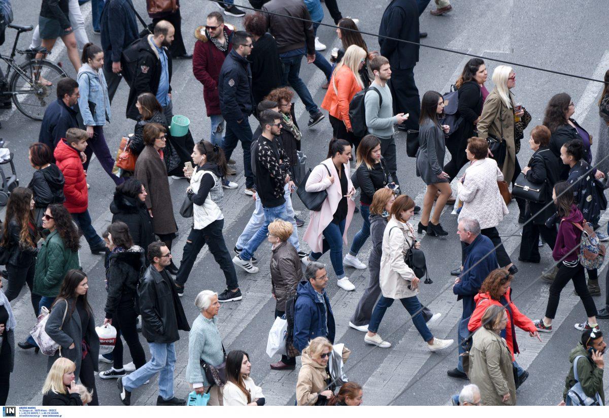 Πόση απόσταση πρέπει να έχει ένας πεζός από τον μπροστινό του για να μην… τρακάρουν