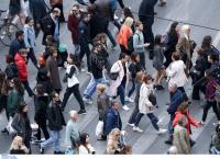 Πόση απόσταση πρέπει να έχει ένας πεζός από τον μπροστινό του για να μην… τρακάρουν