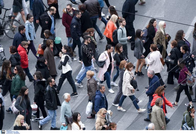 Πόση απόσταση πρέπει να έχει ένας πεζός από τον μπροστινό του για να μην… τρακάρουν