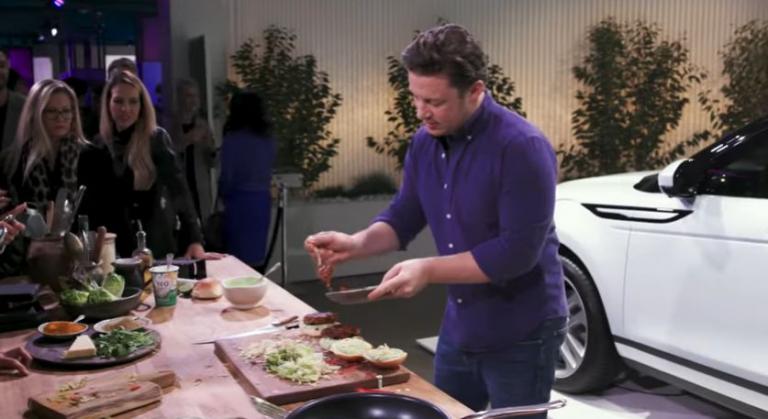 Ο Jamie Oliver εμπνέεται από το νέο Range Rover Evoque (vid)
