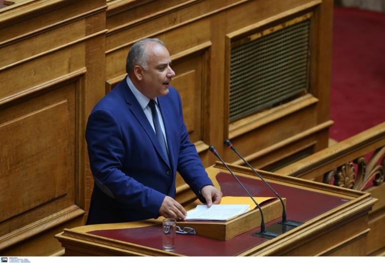 Βουλή: Πανό σήκωσε ο Σαρίδης της Ένωσης Κεντρώων (pic&vid)