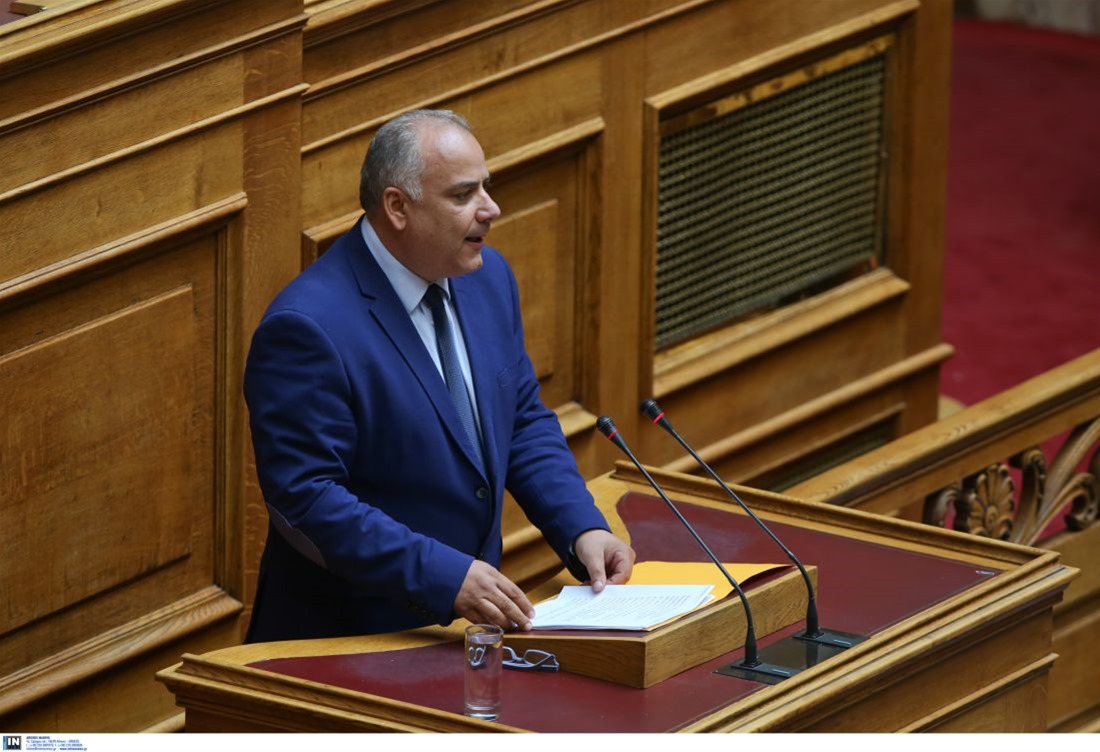 Βουλή: Πανό σήκωσε ο Σαρίδης της Ένωσης Κεντρώων (pic&vid)