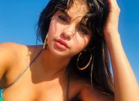 Selena Gomez: Αντί για τσάντα κράτησε …τοστιέρα [pics]